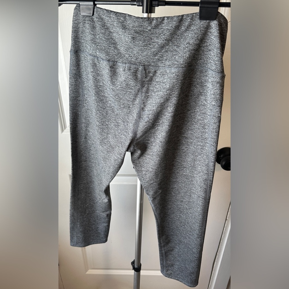 Threads 4 Thought Women’s Capri Leggings Grey Size M